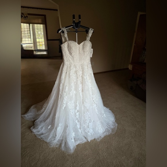 Oleg Cassini Ivory Lace Bridal Gown - Picture 1 of 11